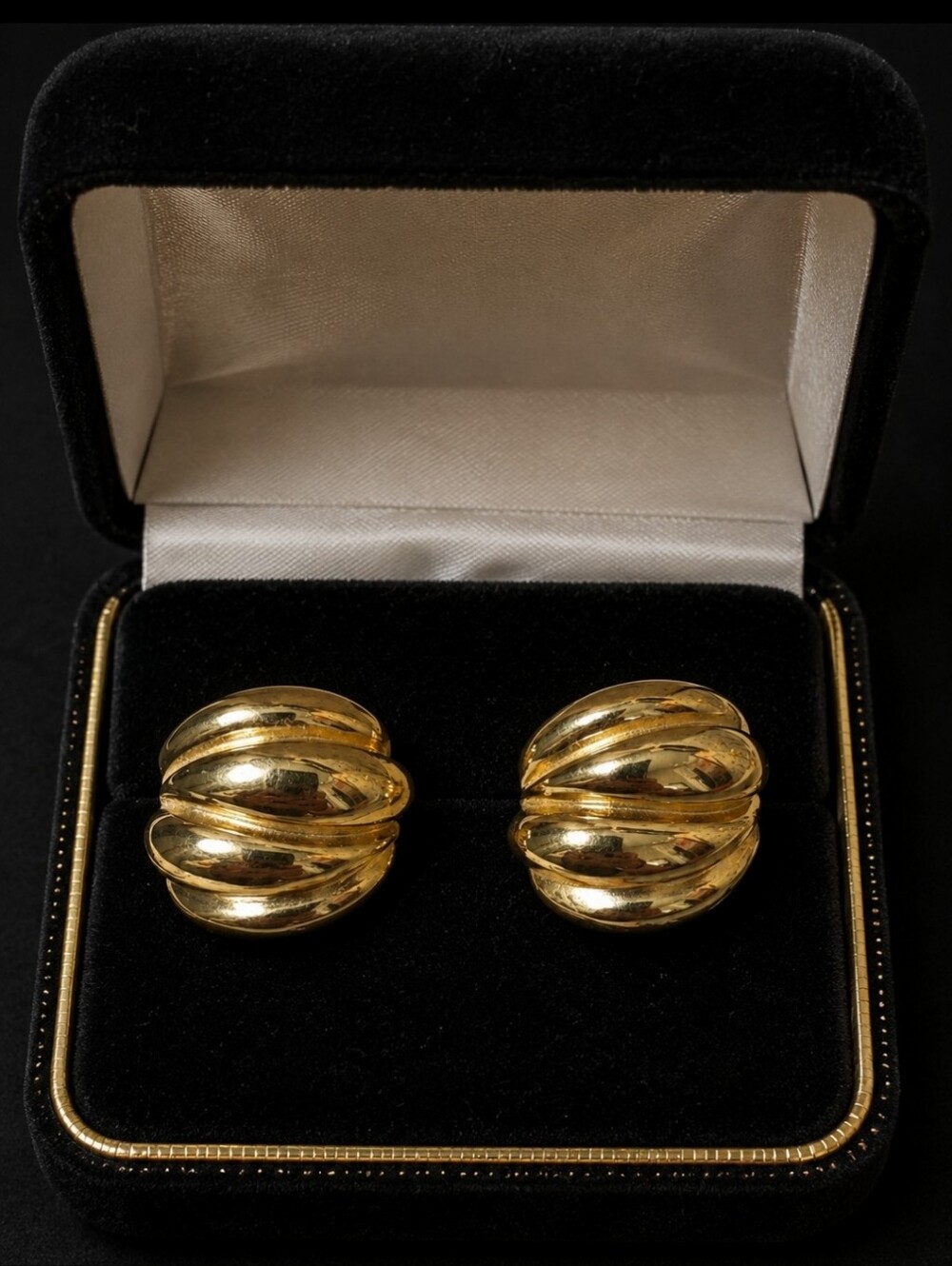 ST JOHN ST JOHN'S Signed Vintage Gold Tone Clip On Clips Earrings Tarnish Free